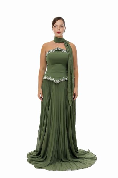 فستان سهرة كاكي اللون بدون حمالات بمقاسات كبيرة